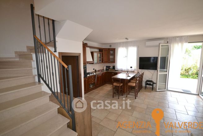 Villetta a schiera in residenziale in Via Leone 25