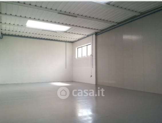 Capannone in commerciale in 