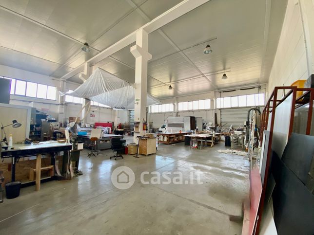 Capannone in commerciale in Via degli Speziali
