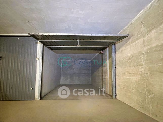 Garage/posto auto in residenziale in Via di Giesi 11