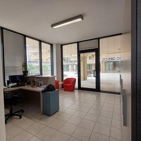 Ufficio in commerciale in 