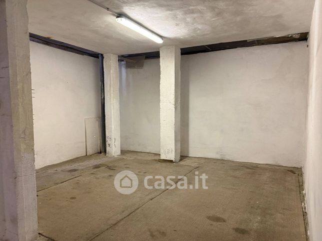 Box/posto auto in residenziale in Viale Alessandria 3
