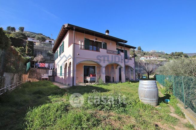 Casa bi/trifamiliare in residenziale in 