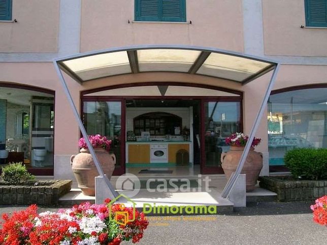Capannone in commerciale in Via San Rocco 93