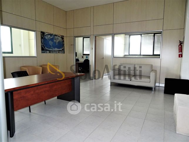 Ufficio in commerciale in 