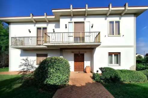 Villa in residenziale in Via G. Cesare Abba