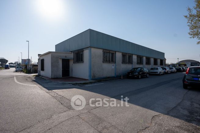 Capannone in commerciale in Via Fabio Mutinelli 13