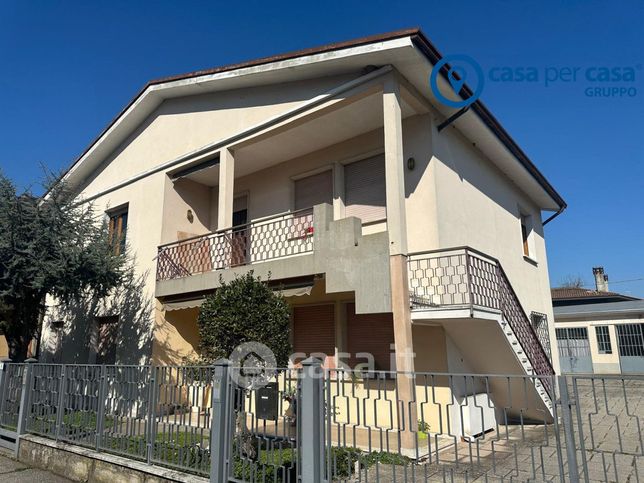 Casa bi/trifamiliare in residenziale in Via Paride da Cerea