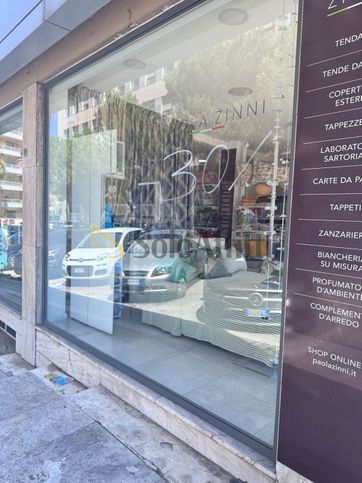 Negozio/locale commerciale in commerciale in Via Gobetti Piero
