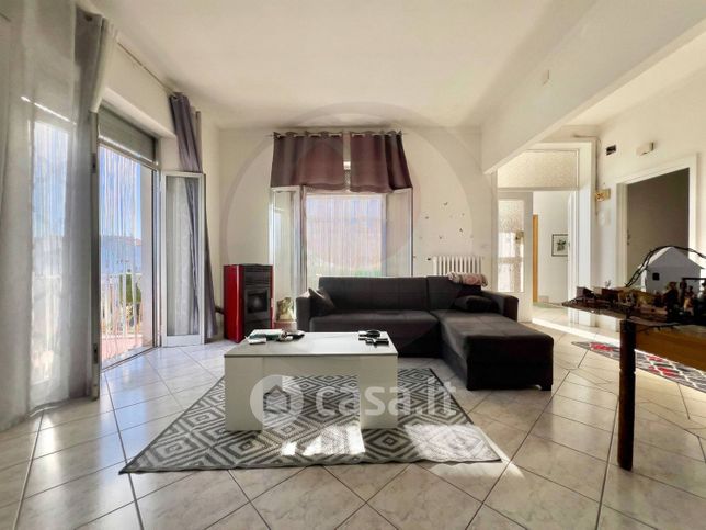 Casa bi/trifamiliare in residenziale in 