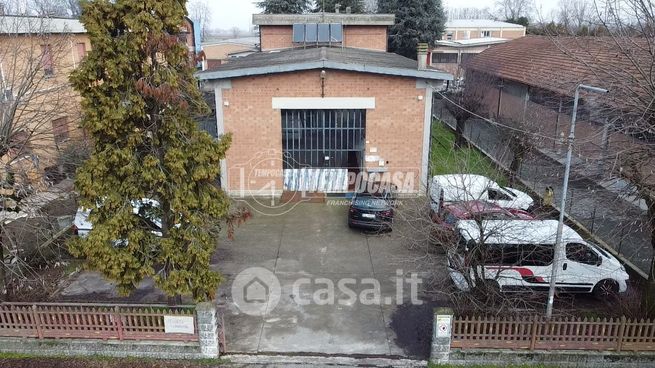 Capannone in commerciale in 