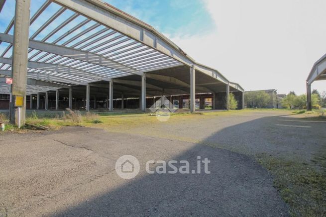 Capannone in commerciale in Via Claudia
