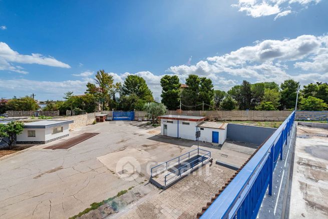 Capannone in commerciale in 
