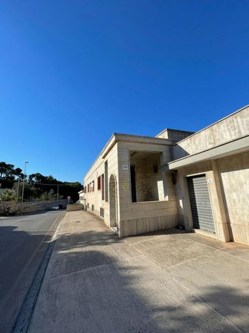 Attività/licenza (con o senza mura) in commerciale in Via Alberobello