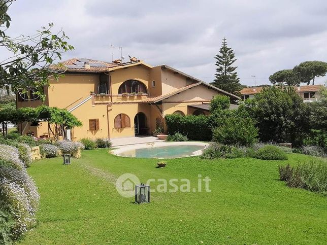 Casa bi/trifamiliare in residenziale in 