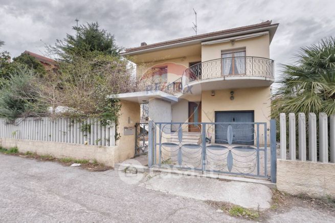 Casa indipendente in residenziale in Via Studenti di San Giuliano di Puglia 5