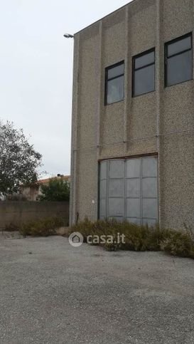 Capannone in commerciale in 