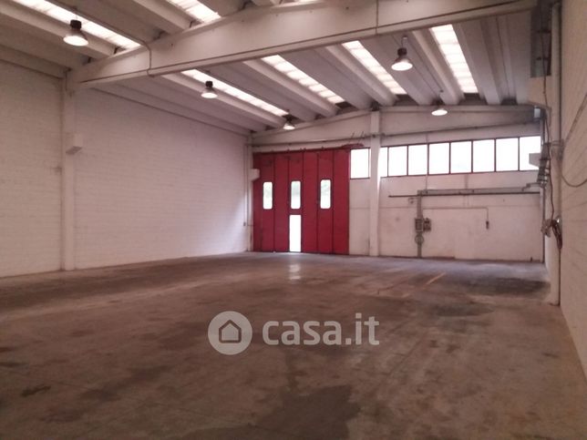 Capannone in commerciale in Via Majet 9