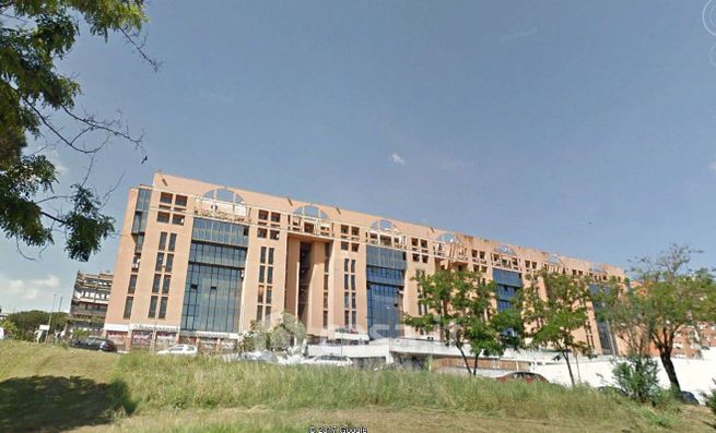 Ufficio in commerciale in Via Carlo Carra 12