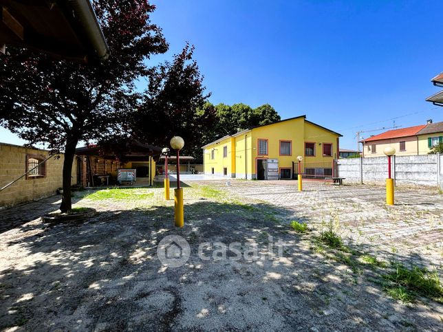 Negozio/locale commerciale in commerciale in Via Samperone 13