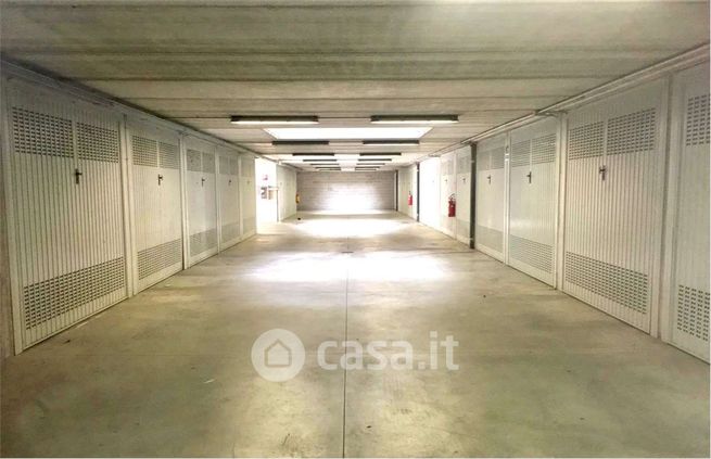 Garage/posto auto in residenziale in Via GiosuÃ¨ Carducci 16