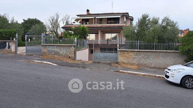 Negozio/locale commerciale in commerciale in Via Pedrengo