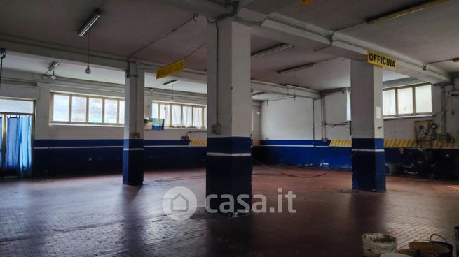 Capannone in commerciale in 