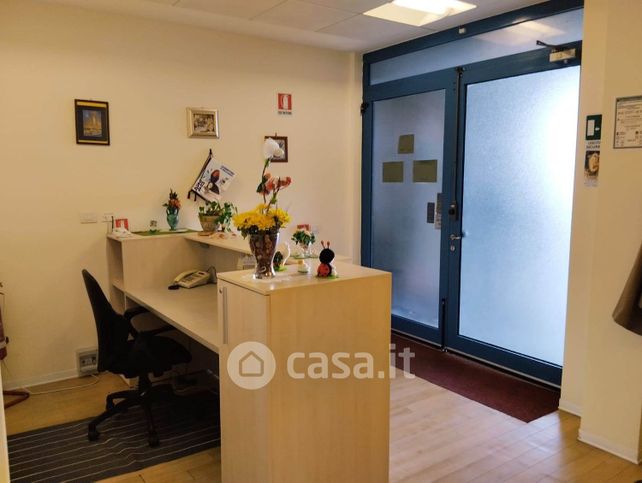 Capannone in commerciale in 
