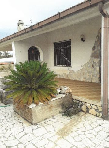 Villa in residenziale in Via dei Lupini 12