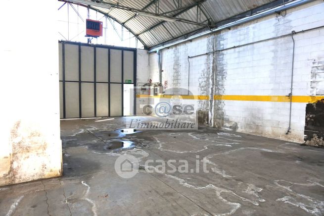 Capannone in commerciale in Via Ernesto Teodoro Moneta