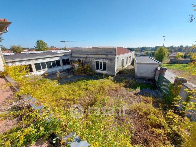 Capannone in commerciale in Via C. Battisti 1