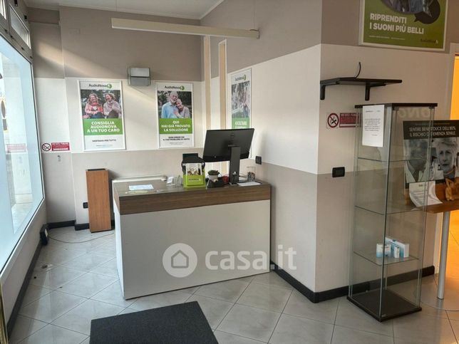 Ufficio in commerciale in Via San Pio X 34 A