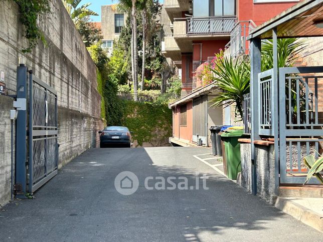Box/posto auto in residenziale in Via Ala 9