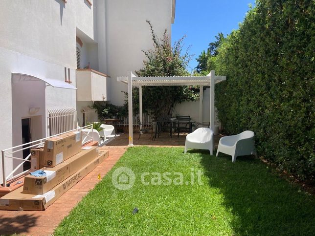 Casa bi/trifamiliare in residenziale in Via Eurialo