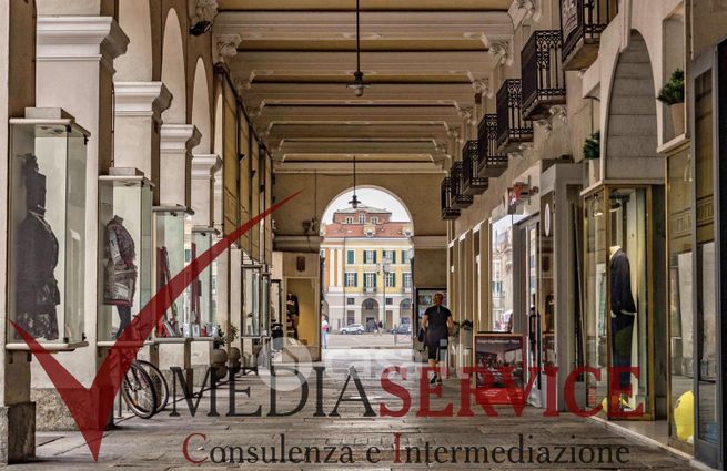 Attivitã /licenza (con o senza mura) in commerciale in Corso Nizza