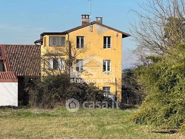 Casa bi/trifamiliare in residenziale in 