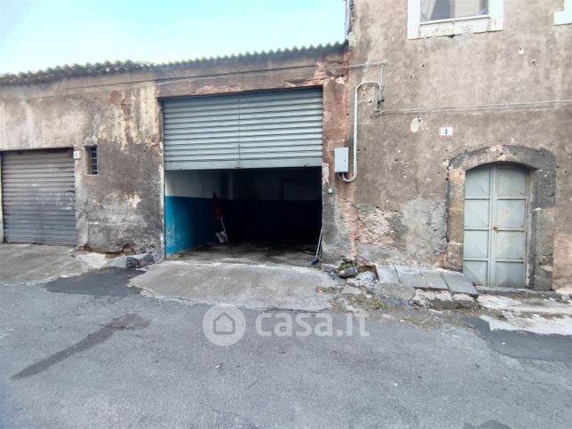 Box/posto auto in residenziale in Cortile Pispisella 7