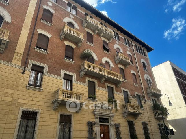 Ufficio in commerciale in Via Perrone