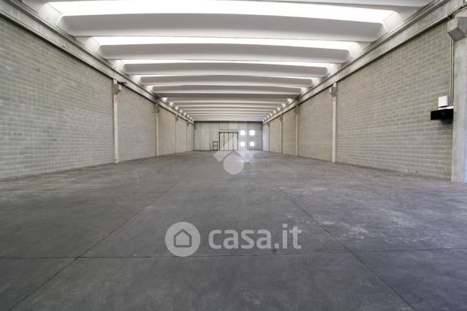 Capannone in commerciale in Via Milano