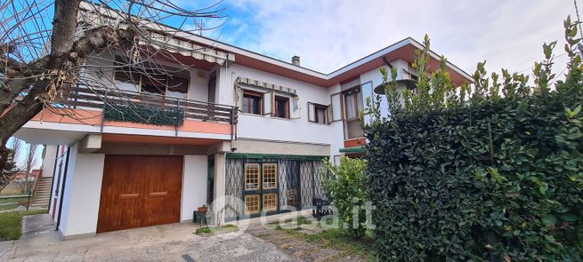 Casa indipendente in residenziale in 