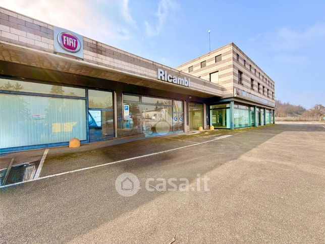 Capannone in commerciale in Via Edilio Raggio 96