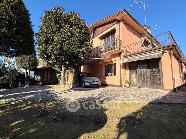 Casa bi/trifamiliare in residenziale in 