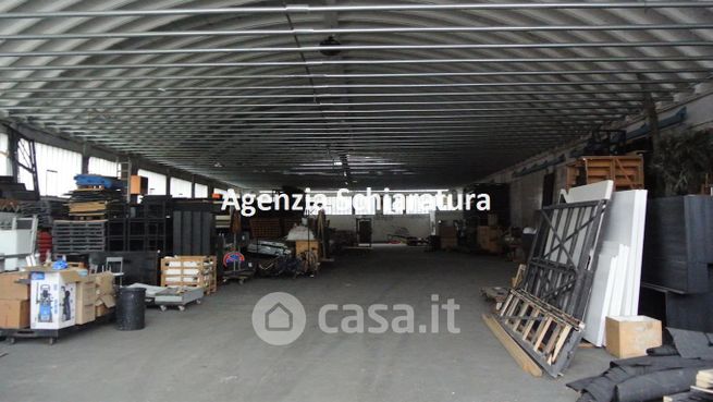 Capannone in commerciale in 