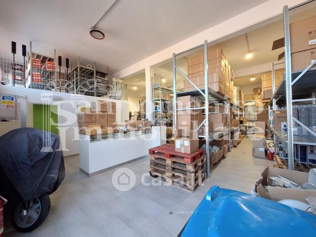 Capannone in commerciale in Via F. Magellano