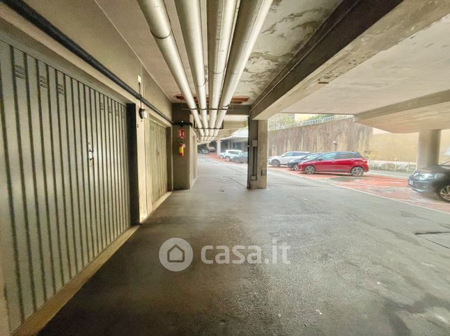Box/posto auto in residenziale in Piazzale di Romana Porta 19