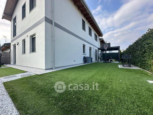 Casa bi/trifamiliare in residenziale in Viale Loreto