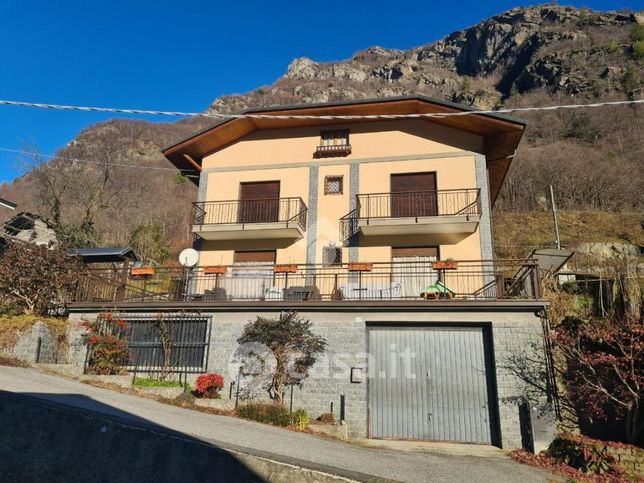 Casa bi/trifamiliare in residenziale in Strada Statale 460 di Ceresole 142