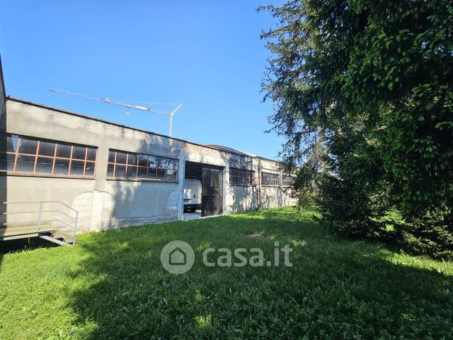 Capannone in commerciale in