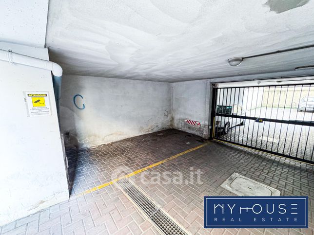 Box/posto auto in residenziale in Via Giovanni Pascoli 7