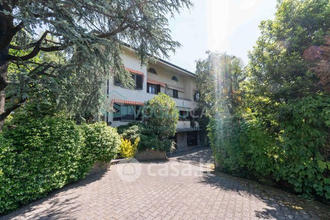 Villa in residenziale in Via Giovanni Verga 1